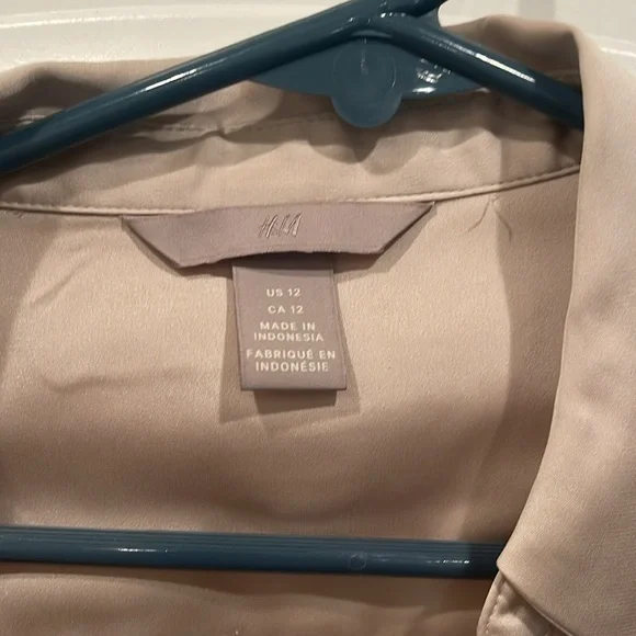 H&M women’s button down - Picture 2 of 3